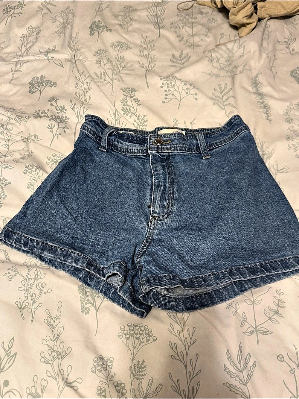 Universal Thread High-Rise Cut-Off Jean Shorts Women's Denim Jean Shorts Size 2